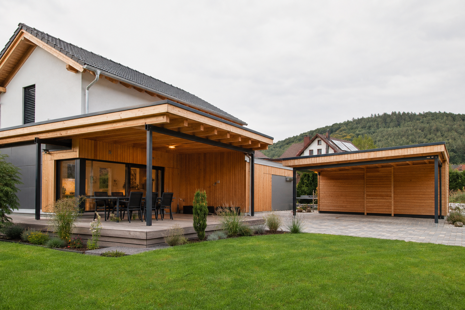 Fertige Holzterrasse und Carport an einem Wohnhaus